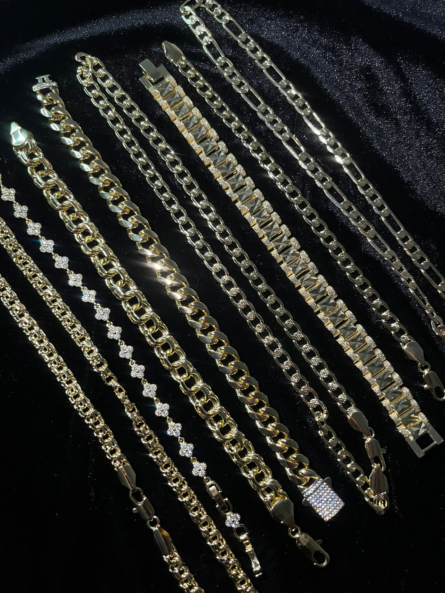 Cadenas y pulseras de oro laminado 18K de Ayel Lux sobre fondo negro