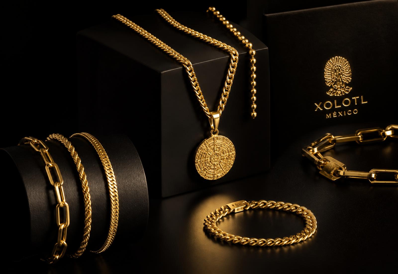 Cadenas y pulseras de oro laminado 18K de Ayel Lux sobre fondo negro